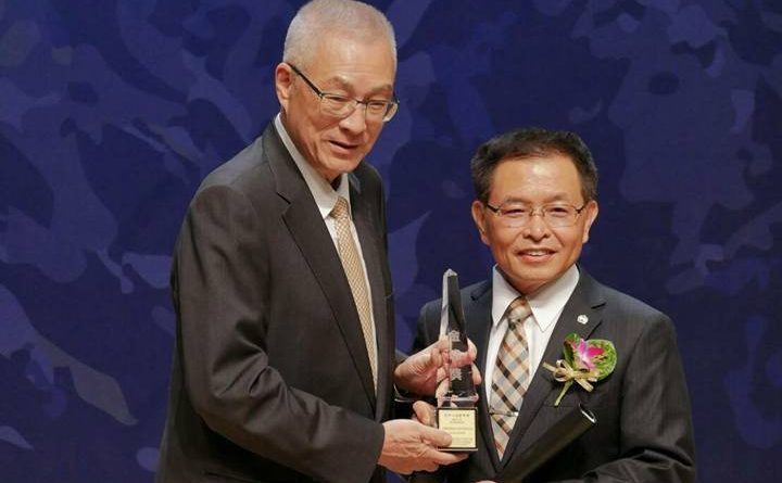 公勝保經董事長蔡文俊(右)從前副總統吳敦義(左)手上領取金鋒獎十大傑出領導人獎。公勝保經/提供